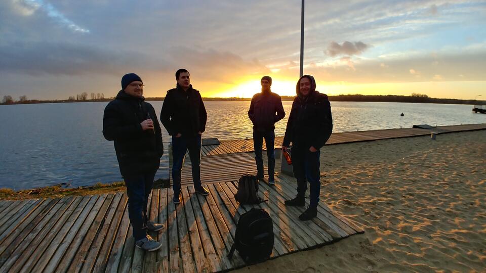 Ein Teil des Droptica-Teams entspannt (wortwörtlich!) am See