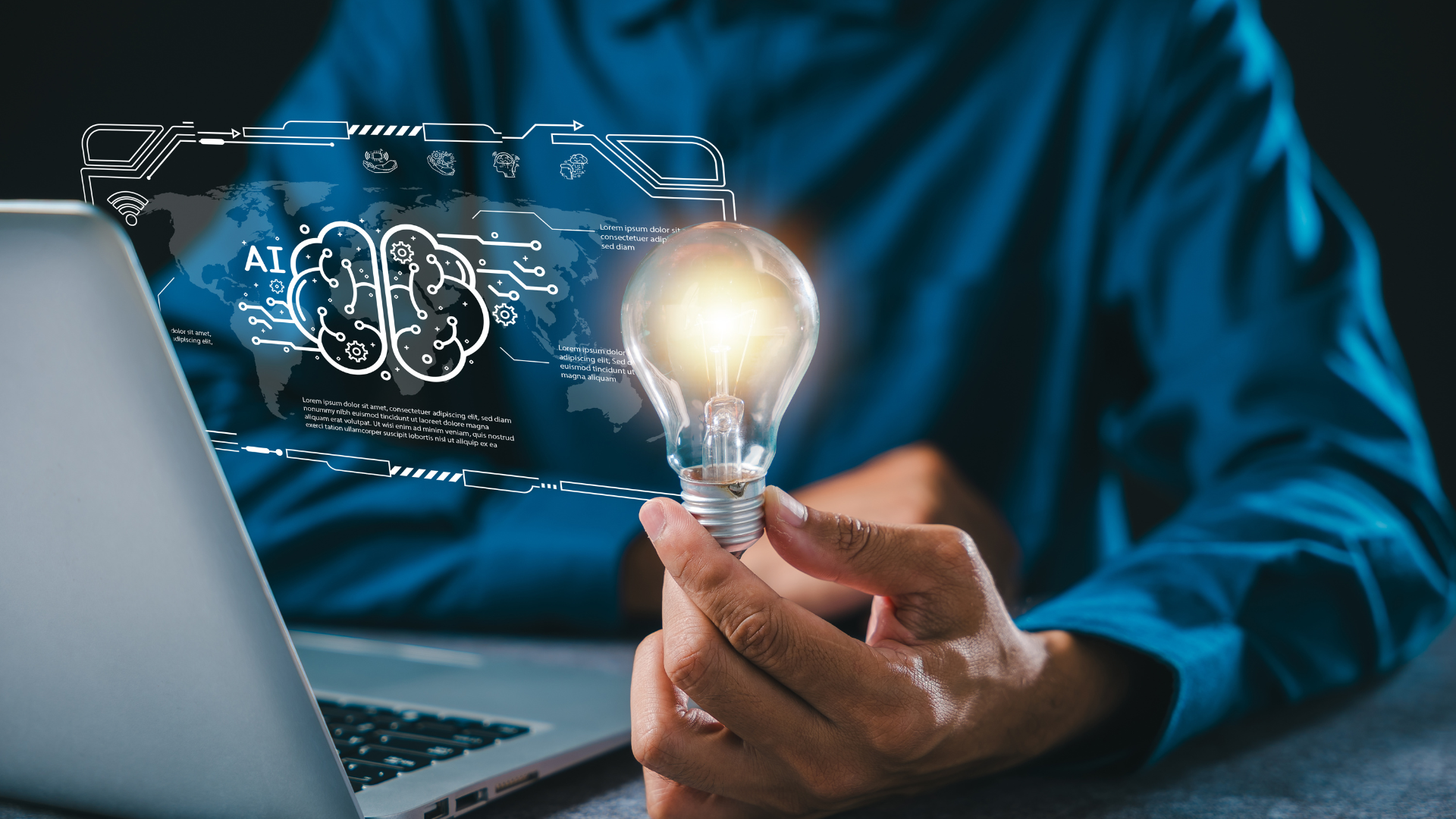 Personne devant un ordinateur portable tenant une ampoule lumineuse, avec un overlay holographique de cerveau IA - comment un contenu Drupal structuré aide les systèmes IA à lire et citer les pages web.
