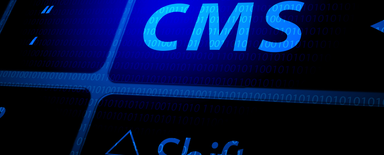 Gros plan d'un clavier d'ordinateur éclairé en bleu avec une grande touche lumineuse « CMS » et du code binaire en arrière-plan - métaphore du choix entre Drupal, Contentful, Sanity et Storyblok comme plateforme CMS.