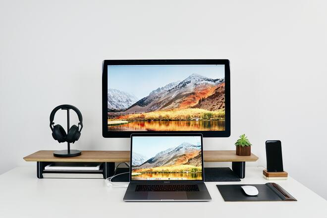 a workstation with twoo screens with different resolutions