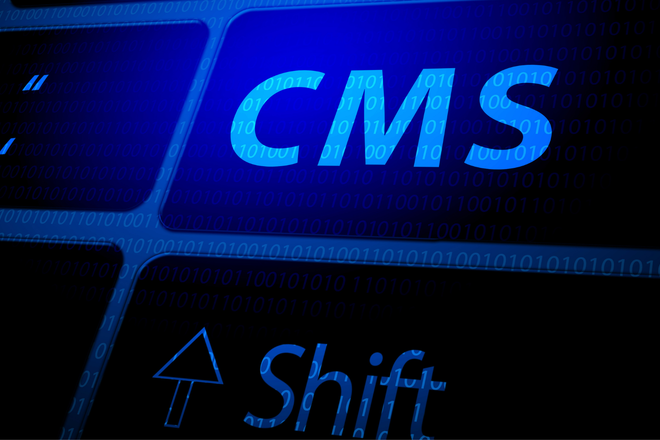 Gros plan d'un clavier d'ordinateur éclairé en bleu avec une grande touche lumineuse « CMS » et du code binaire en arrière-plan - métaphore du choix entre Drupal, Contentful, Sanity et Storyblok comme plateforme CMS.