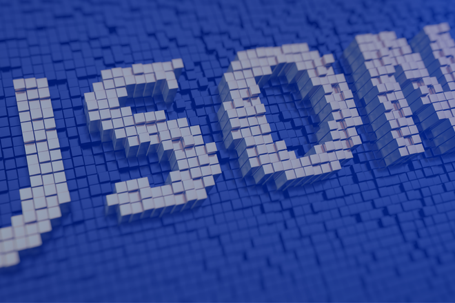 Développeur Drupal vérifiant la sortie JSON-LD dans les outils de développement du navigateur à côté d'un formulaire d'édition produit - métaphore du markup Schema.org piloté par les champs avec Metatag.