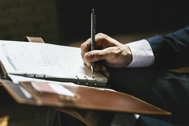 Main blog article picture - a hand with a pen