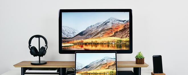 a workstation with twoo screens with different resolutions